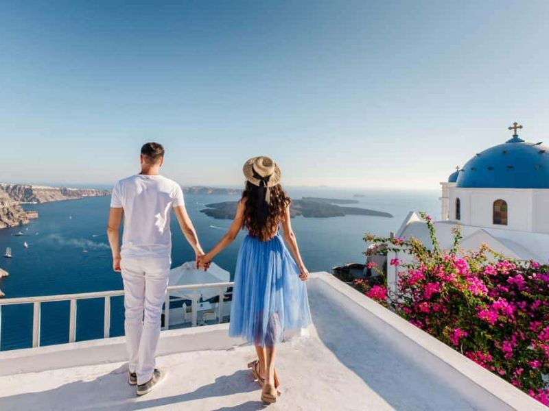 Greece-Honeymoon-Couple-Santorini (1)